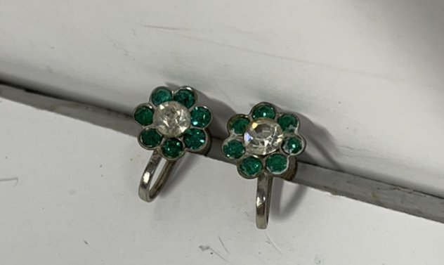 Unsigned costume jewellery screwback earrings emerald green in colour