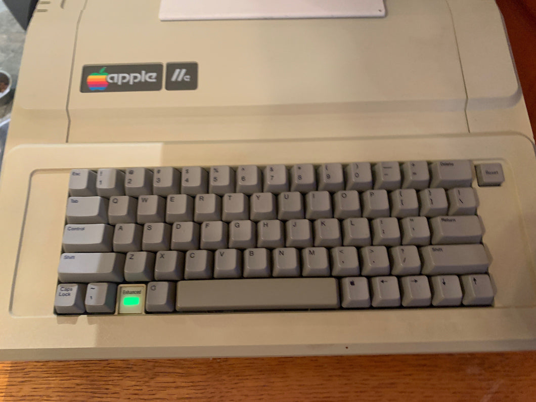 Apple IIe enhanced! Model A2S2064! Rare Nice machine ready to ship
